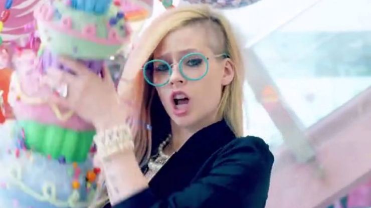 Avril Lavigne é acusada de racista em novo clipe
