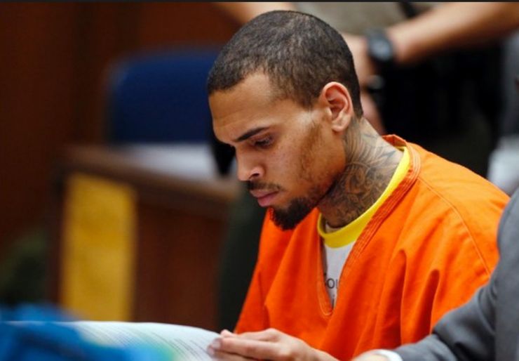 Site afirma que Chris Brown deixou a cadeia