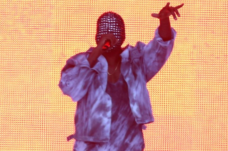 Rapper Kanye West discursa e é vaiado em festival