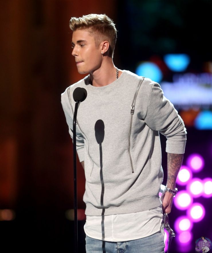 Justin Bieber ganha homenagem no Young Hollywood Awards