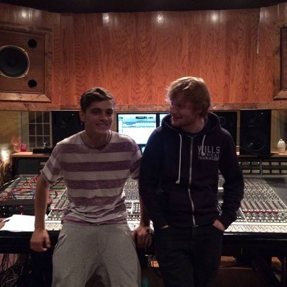 Ed Sheeran aparece em foto no estúdio ao lado de DJ Martin Garrix