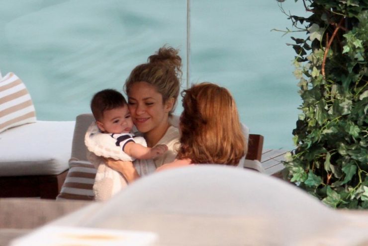 Shakira pede para imprensa parar de perseguir seu filho