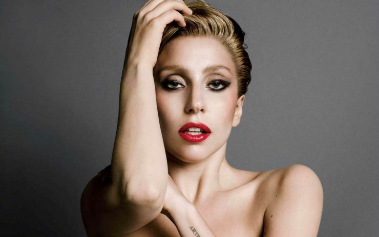 Lady Gaga afirma que foi violentada no passado