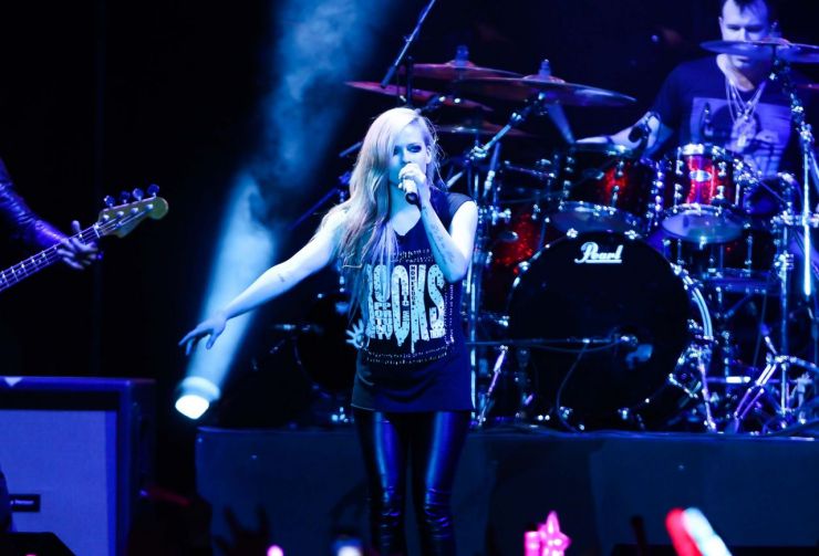 Avril Lavigne estaria doente e pede pela oração dos fãs