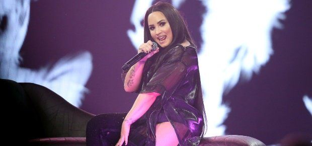 Demi Lovato volta a atacar tabloides 