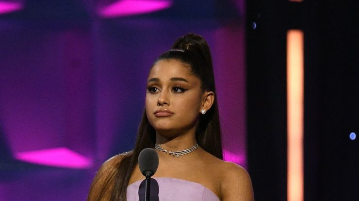 Ariana Grande chora durante show e desabafa nas redes sociais