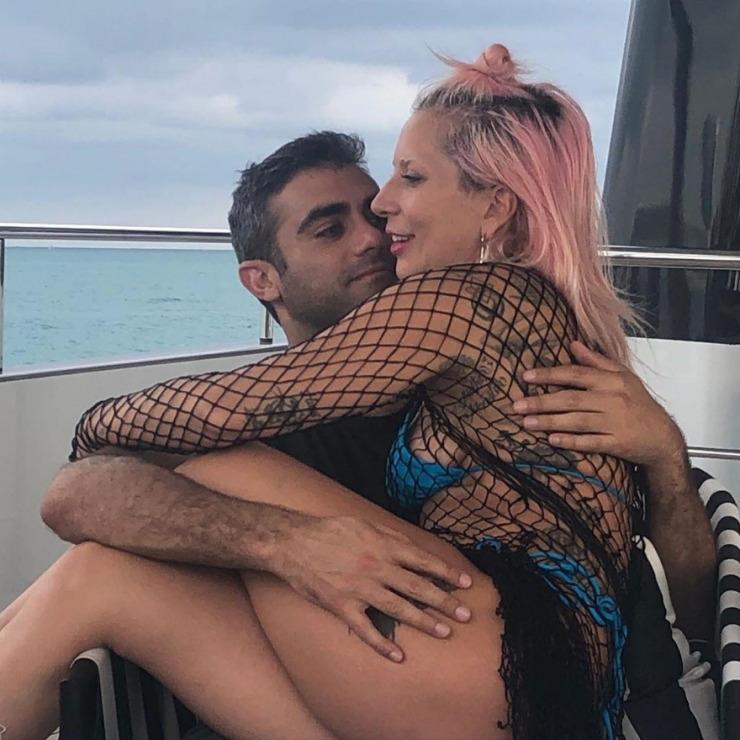 Lady Gaga assume novo namorado pelo Instagram
