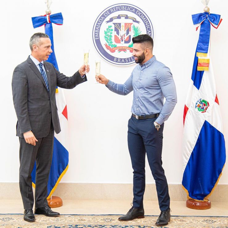Gusttavo Lima recebe homenagem na embaixada Dominicana