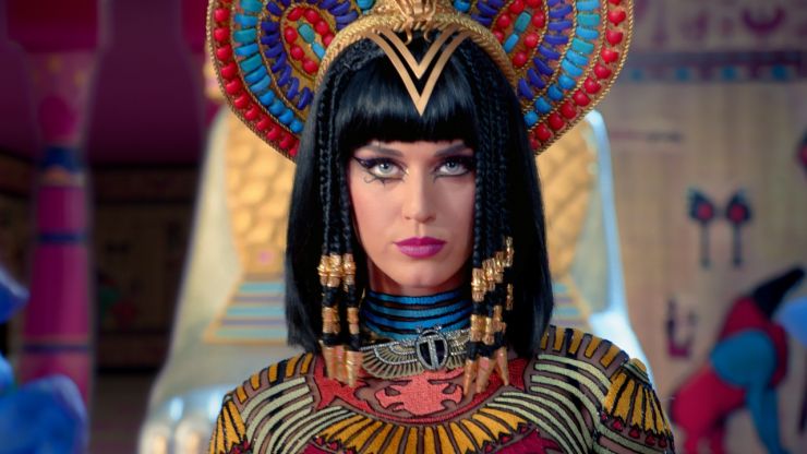 Fã sobre no palco de Katy Perry e pede contribuição com Shakira