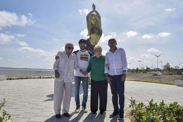 Shakira ganha estátua gigante na Colômbia