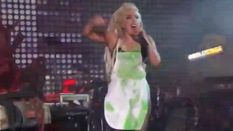 Lady Gaga recebe vômito durante apresentação