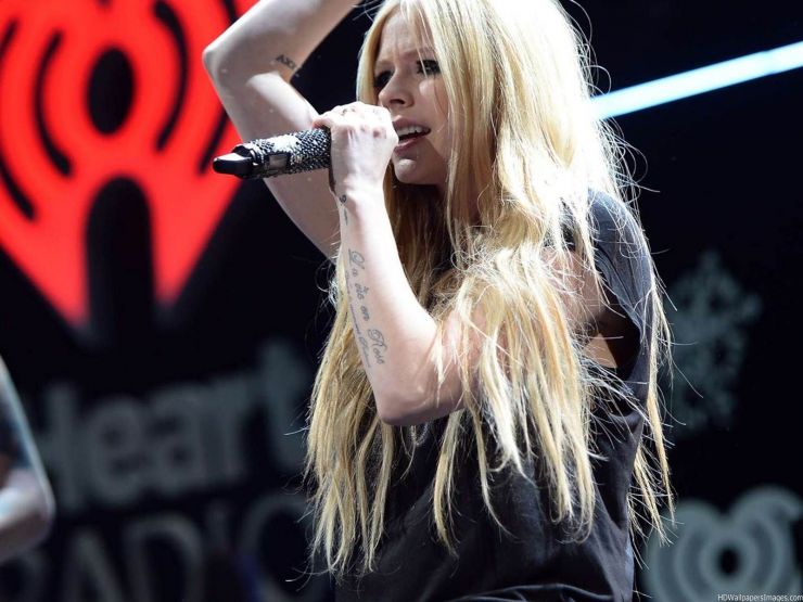 Avril Lavigne anuncia turnê de shows no Brasil