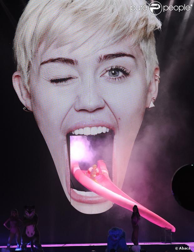 Funcionário processa Miley por acidente em escorregador no formato de língua