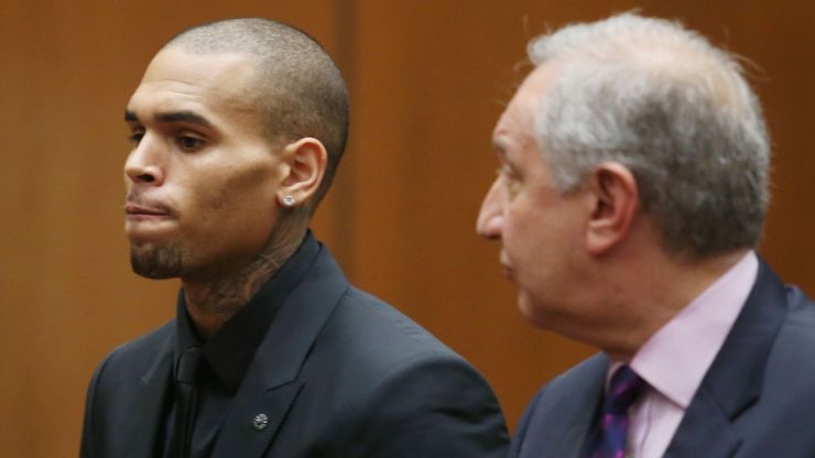 Chris Brown deve continuar preso até audiência