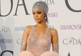 Rihanna aparece com vestido transparente