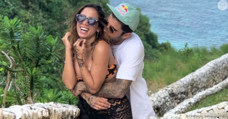 Anitta confirma namoro com surfista Pedro Scooby