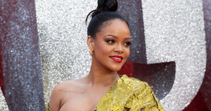 Rihanna afirma estar apaixonada e confessa desejo de ter filhos