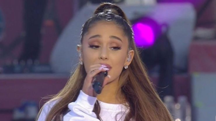 Ariana Grande chora durante show e desabafa nas redes sociais