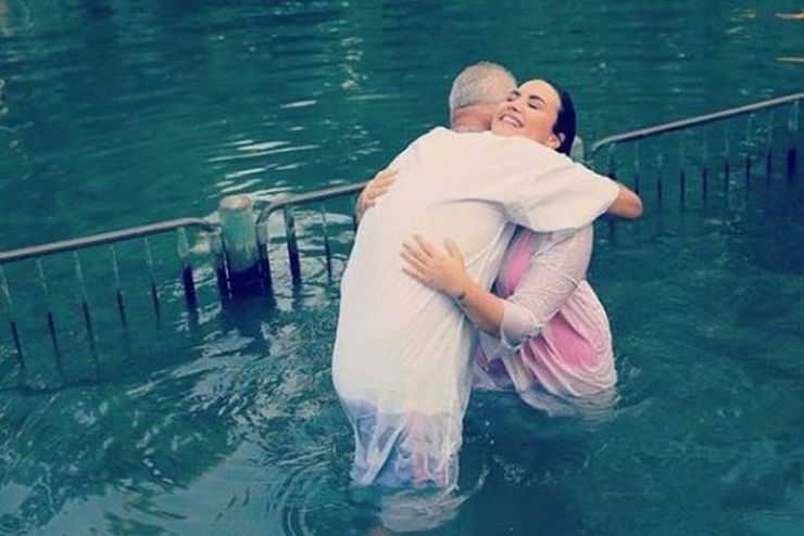 Demi Lovato é batizada no mesmo rio de Jesus Cristo