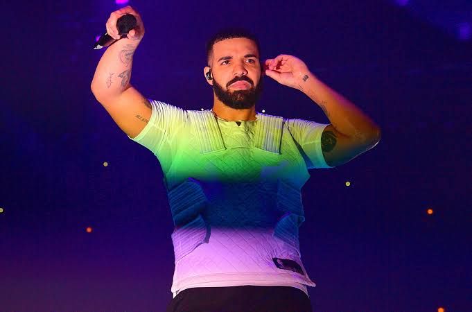 Drake é vaiado e deixa palco durante festival