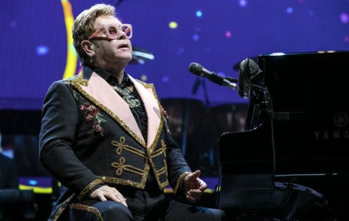Manuscritos com letras de Elton John podem atingir valor de US$ 1 milhão