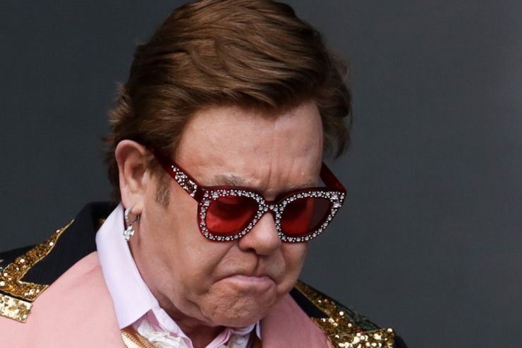 Elton John deixa palco aos prantos durante show ao vivo