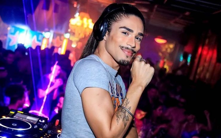 Ex-integrante de boyband brasileira foi proibido de assumir homossexualidade