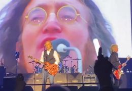 Paul McCartney faz dueto com John Lennon em apresentação ao vivo