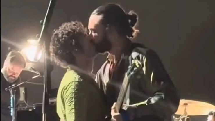 Produtor cobra 2,3 milhões de euros da banda 1975 por beijo gay