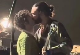 Produtor cobra 2,3 milhões de euros da banda 1975 por beijo gay