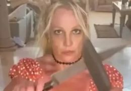 Britney Spears posta vídeo bizarro com facas e recebe visita da polícia